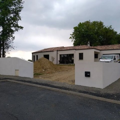 Création d’une clôture rigide avec muret et portail coulissant à Landeronde