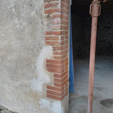 Reprise de jambages en briques sur un bâti ancien à Landeronde