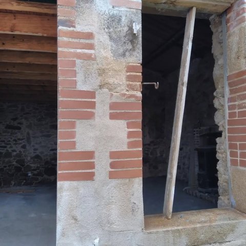 Reprise de jambages en briques sur un bâti ancien à Landeronde
