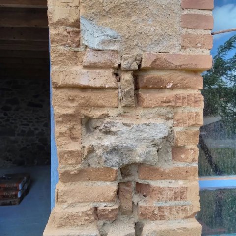 Reprise de jambages en briques sur un bâti ancien à Landeronde