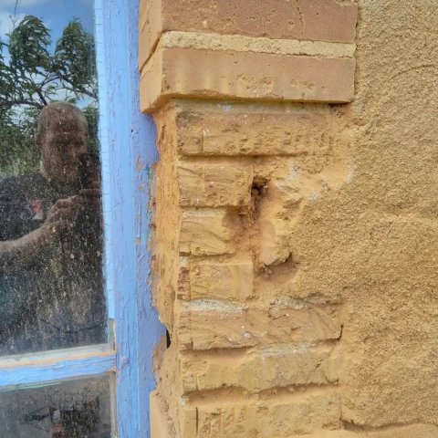 Reprise de jambages en briques sur un bâti ancien à Landeronde