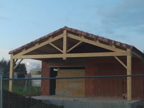 Charpentes bois et carport pour une maison à Saint-Georges-de-Pointindoux