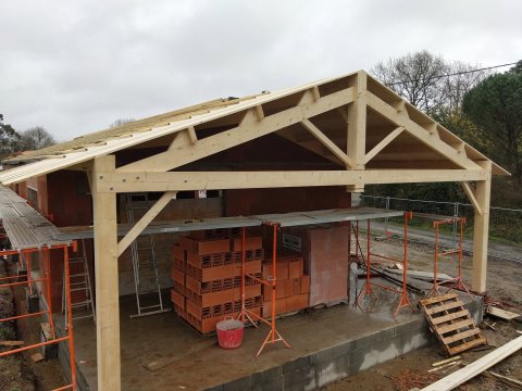 Charpentes bois et carport pour une maison à Saint-Georges-de-Pointindoux