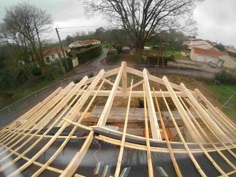 Charpentes bois et carport pour une maison à Saint-Georges-de-Pointindoux