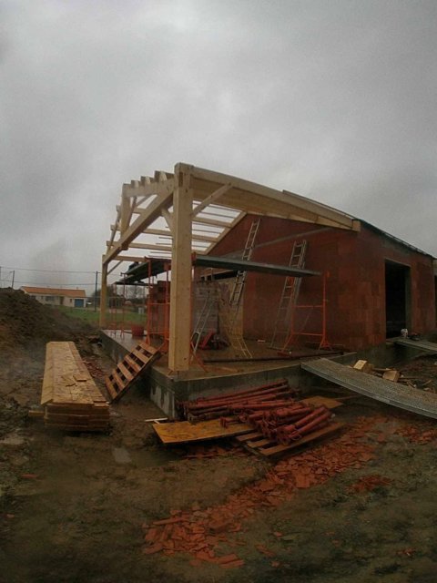 Charpentes bois et carport pour une maison à Saint-Georges-de-Pointindoux