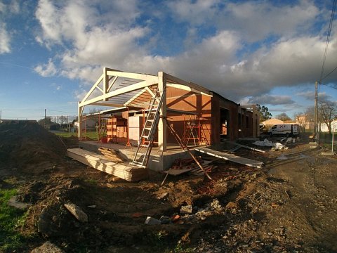 Charpentes bois et carport pour une maison à Saint-Georges-de-Pointindoux